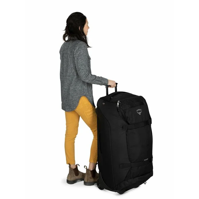 a person modeling the Sojourn™ Shuttle Wheeled Duffel 36"/130L in color black - Bild 4 von 8